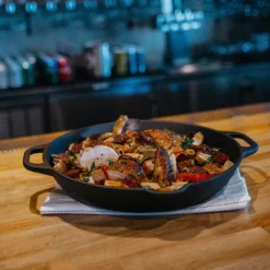 Große Gusseisenpfanne mit Griffen