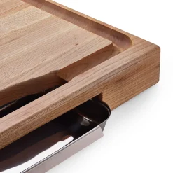 Schneidebrett mit Saftrille und Auffangschale