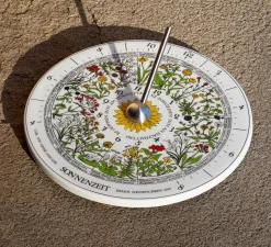 Sonnenuhr mit Blumenuhr Porzellan